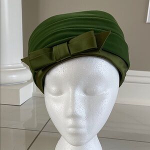 Elegant Vintage Velvet Green Pillbox Hat with Bow Detail